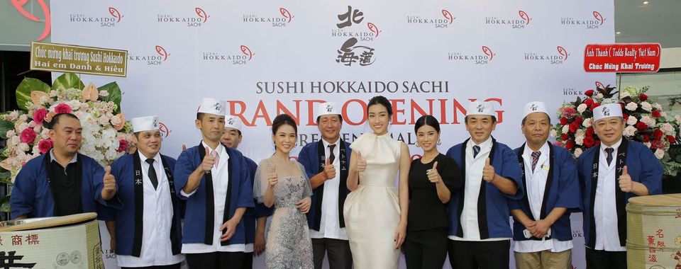 <span>Hoàng Yến Chibi, Hoa hậu Đỗ Mỹ Linh và Sam thích thú với nghi thức đập rượu Sake truyền thống của Nhật</span>